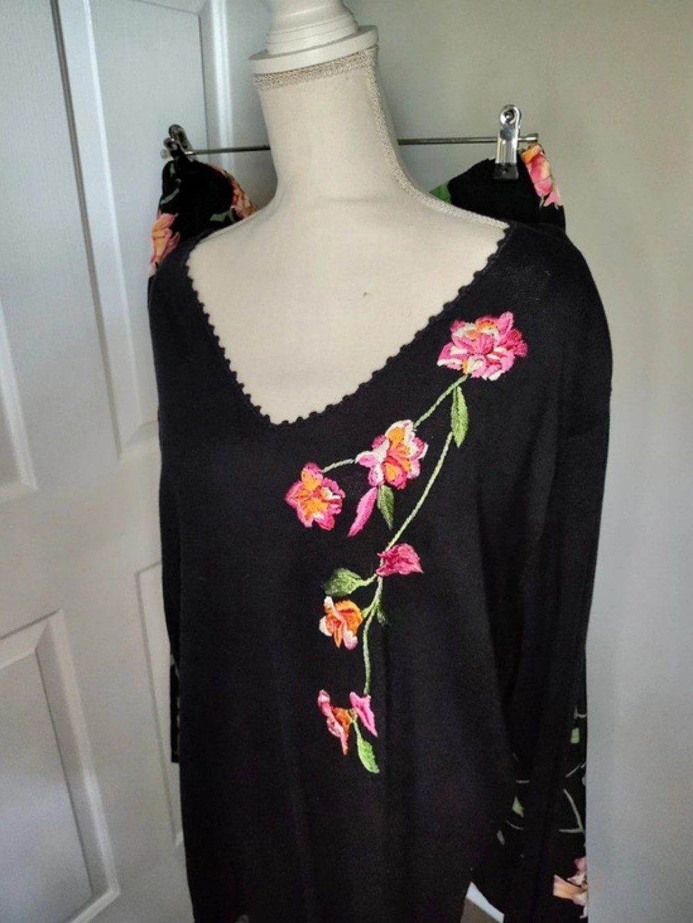 vintage Susan Graver Style floral embroidered V-neck sweater & Matching Skirt 3x